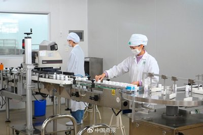 广药集团白云山制药总厂工作人员正在进行药品生产工作。(图片由CNSPHOTO提供)
