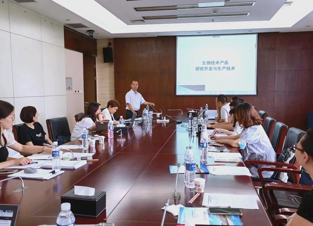 产业导师助力药品生产技术发展与教师培训